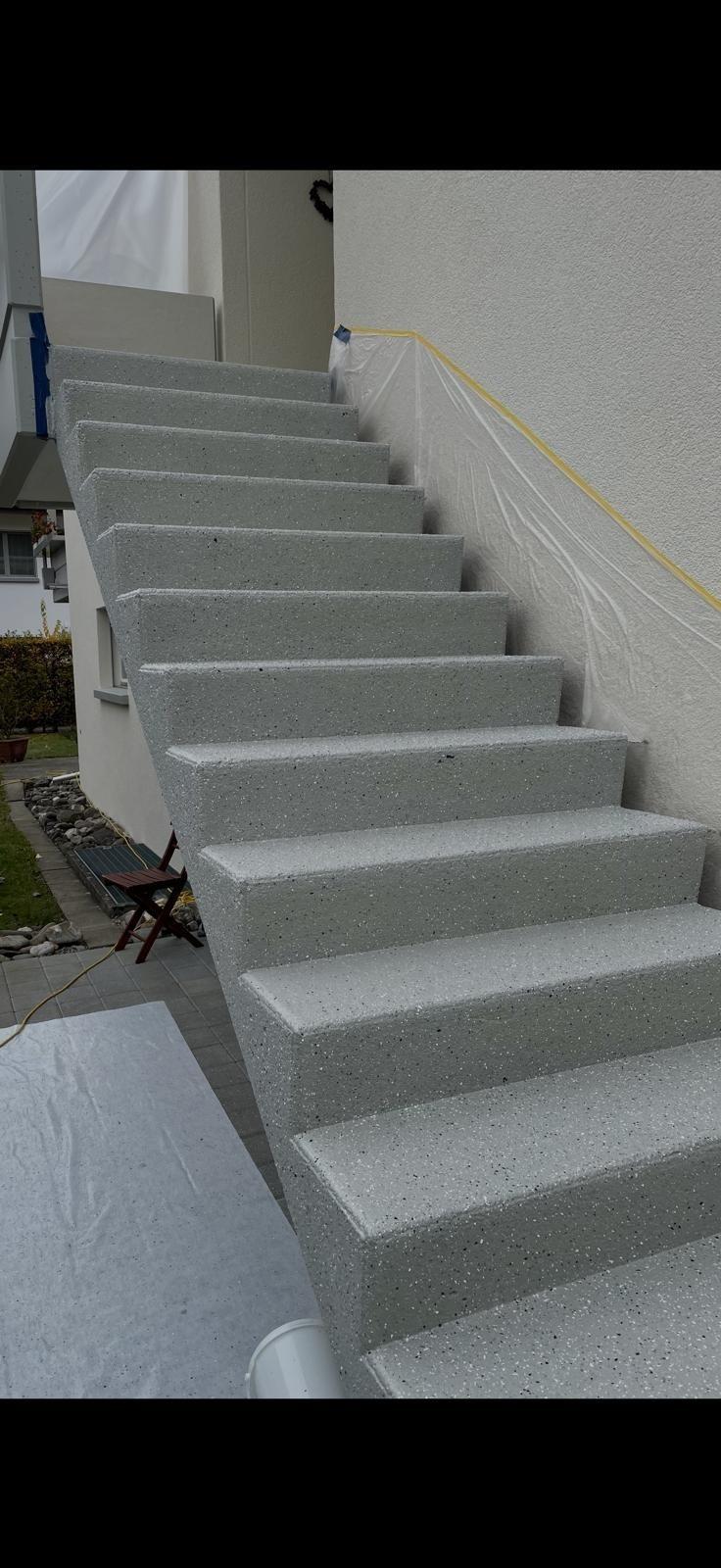 Helle beschichtete Treppen mit sauberem Abschluss