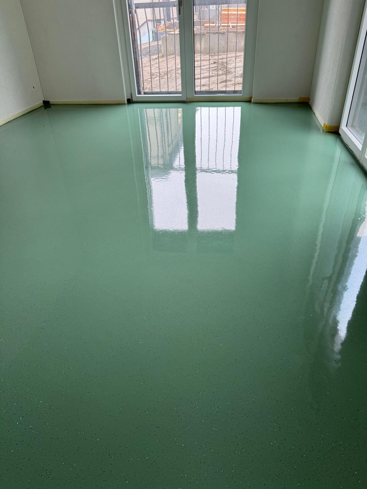 Grüner beschichteter Boden in einer Garage