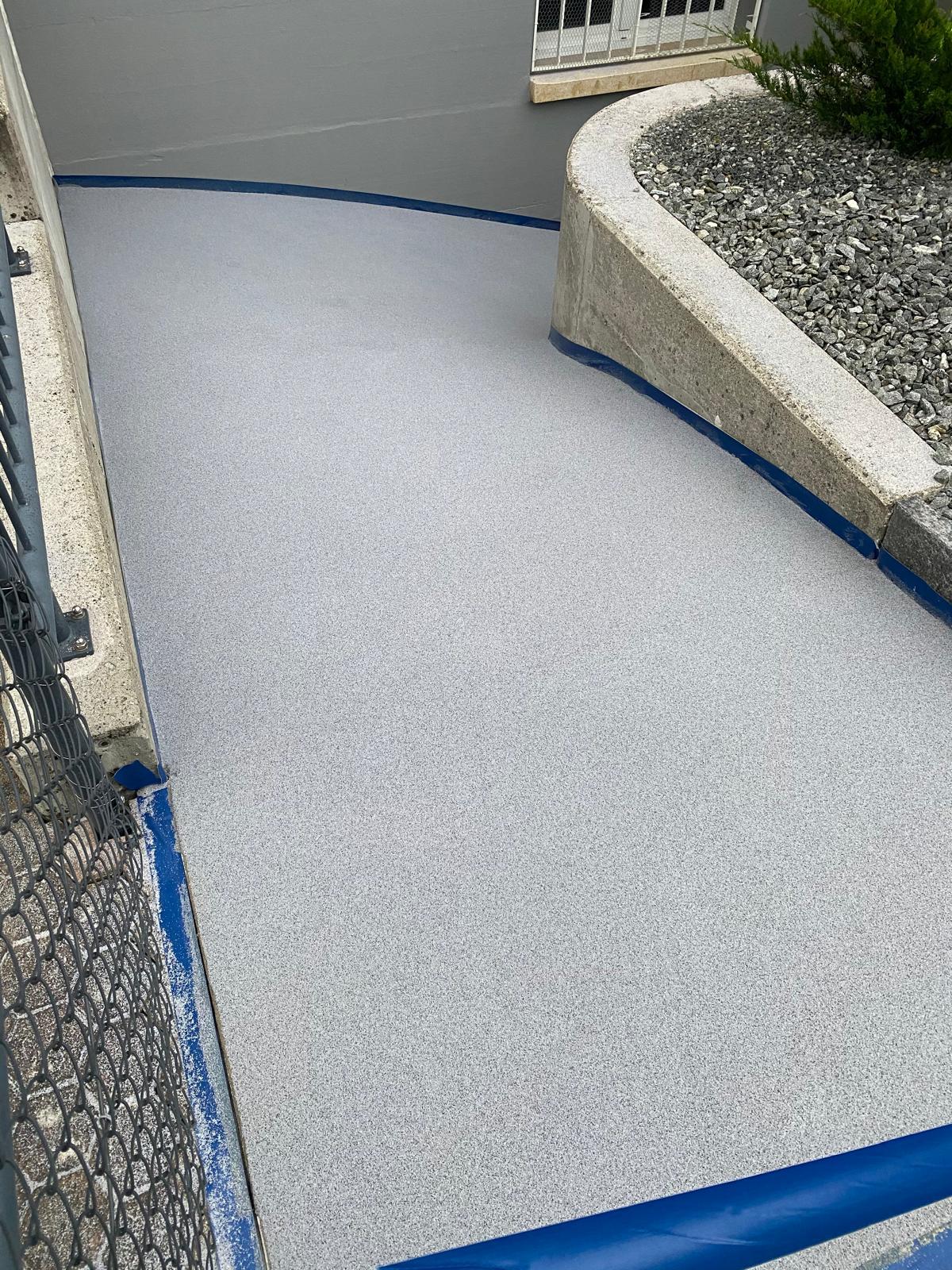 Heller Terrassenboden mit Randabschluss